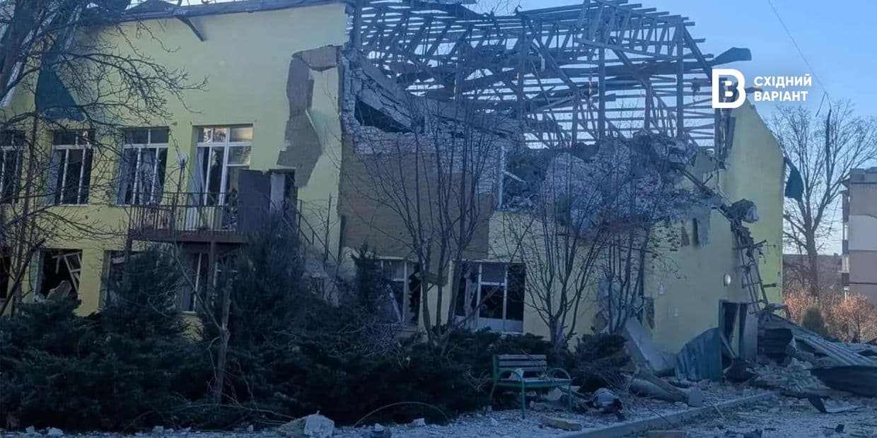 <em>Зруйнована школа в Словʼянську. Фото: Східний Варіант</em>
