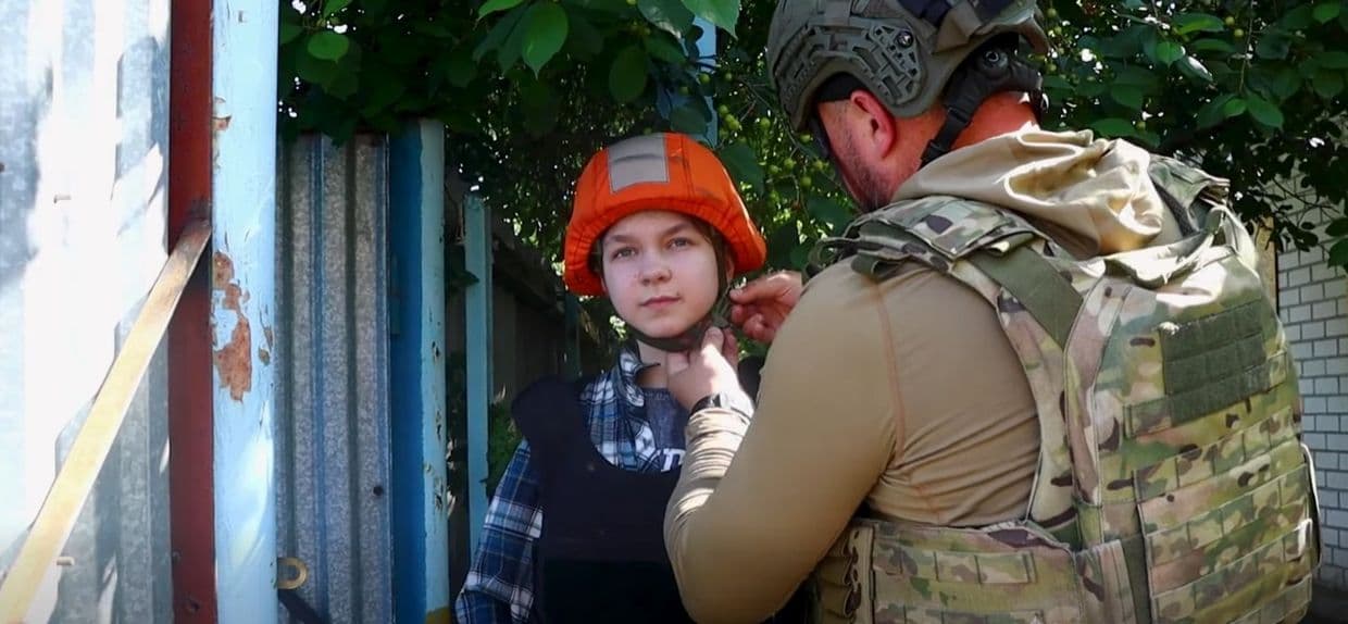 "Белые ангелы" вывезли из Дружковки семью с ребенком, дедушку которого убил снаряд, и пожилую женщину (фото, видео)