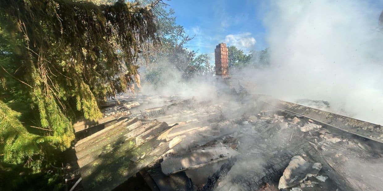 У Краматорську російський дрон поцілив у житловий будинок: виникла пожежа (фото, відео)