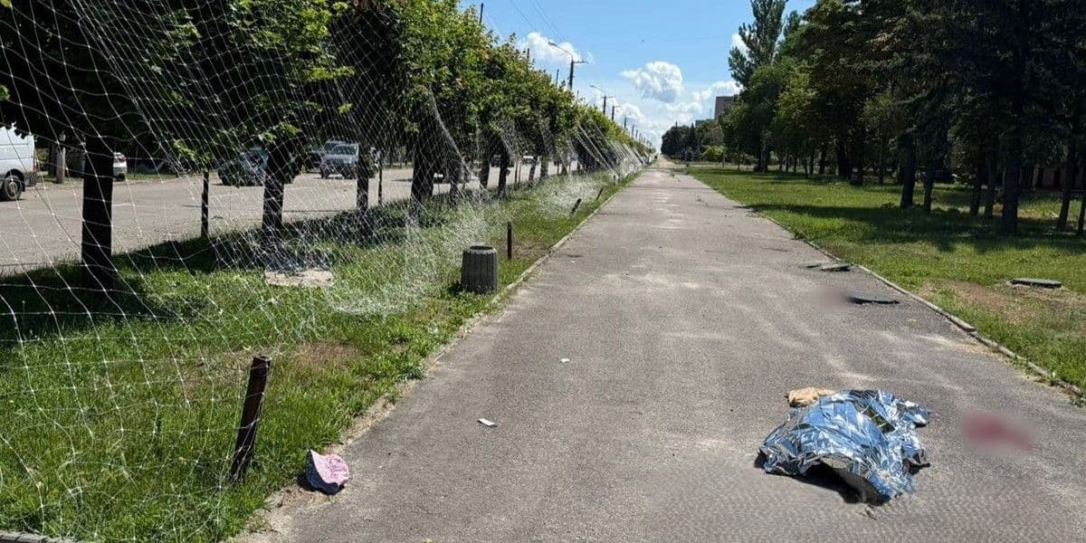 Стало відомо про ще одного загиблого у Краматорську: рашисти били по середмістю з РСЗВ (фото)