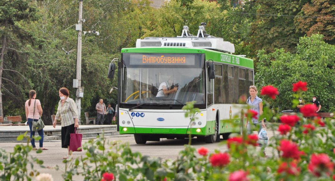 На центральній площі в Слов'янську презентували новий тролейбус з автономним ходом: фото