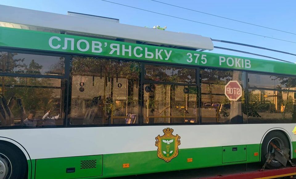 У Слов'янськ привезли 2 нових тролейбуси: відео