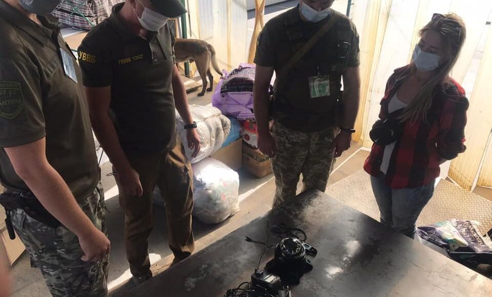 На КПВВ "Станица Луганская" задержали женщину при попытке провезти в ОРЛО товары двойного назначения