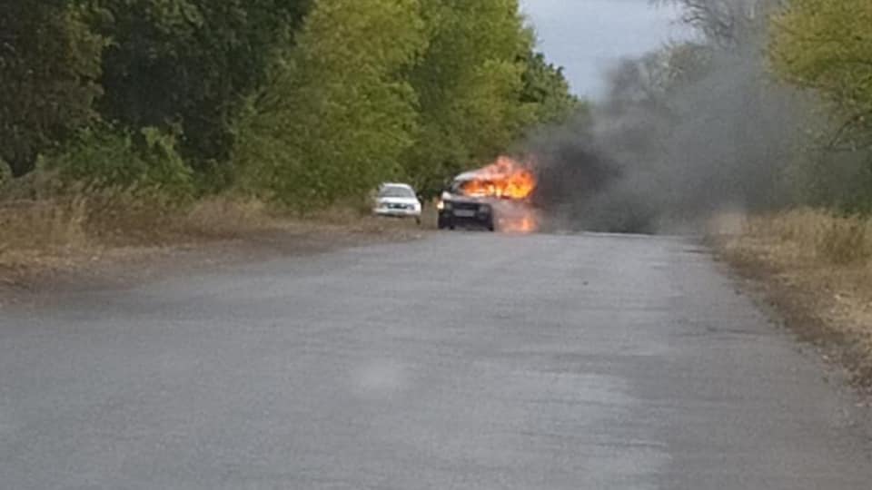 В Мирнограде на повороте на шахту "Капитальная" загорелось авто: фото