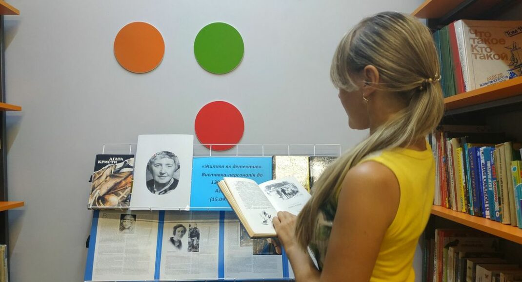 "Всім містом перечікували обстріли з книгою": історія бібліотеки прифронтового Щастя