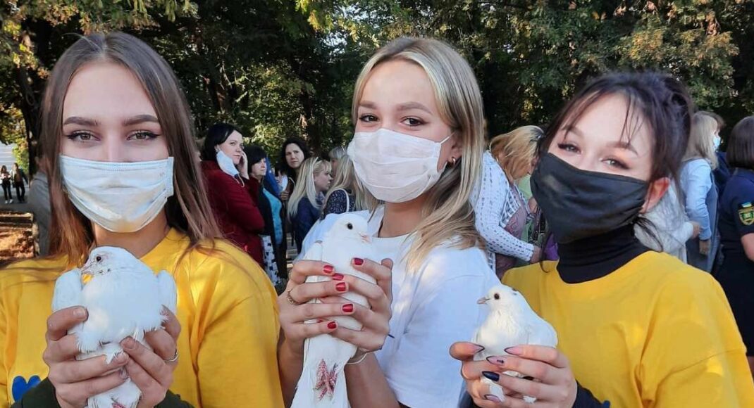 Жители Бахмута присоединились к Всеукраинской акции "Голубь мира"