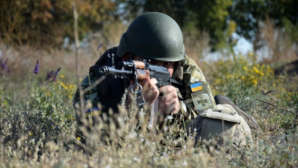 Бойцы ВСУ показали, как члены НВФ строят новые укрепления на Донбассе: видео