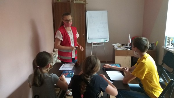В прифронтовой Марьинке волонтеры Красного Креста открыли курсы немецкого языка