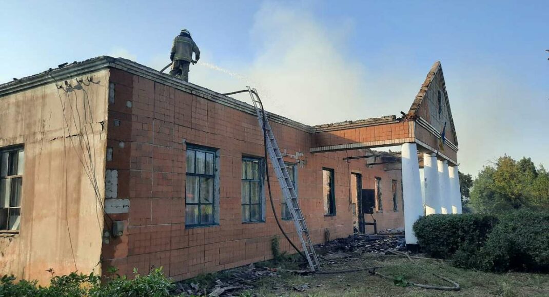 На Донеччині з палаючого Будинку культури врятували 3 тисячі книг