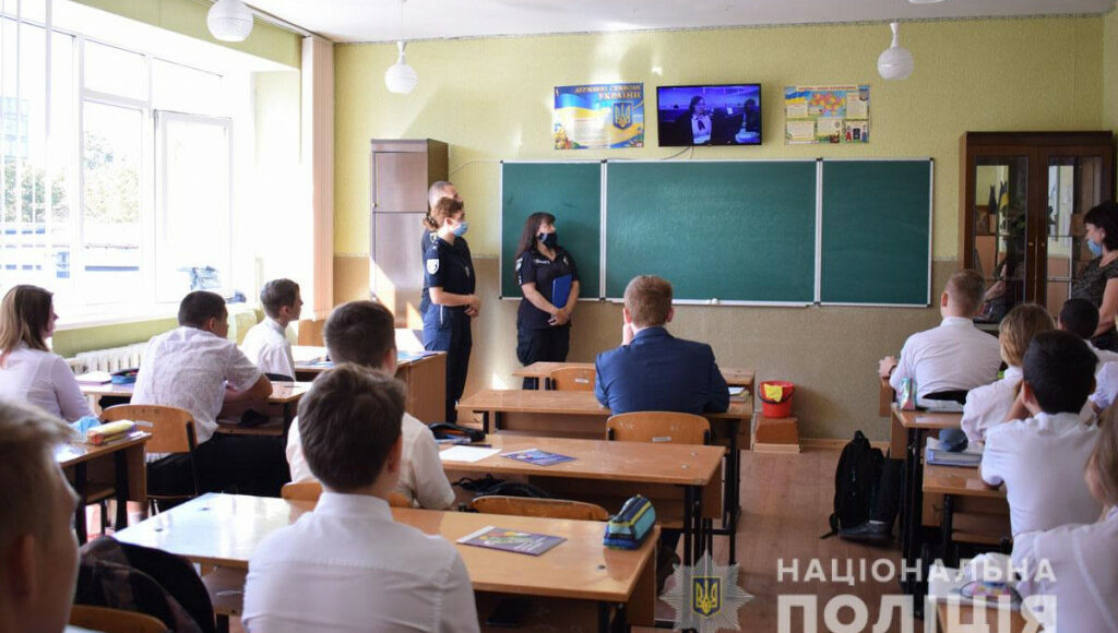 Полицейские учили школьников Мариуполя урокам самообороны