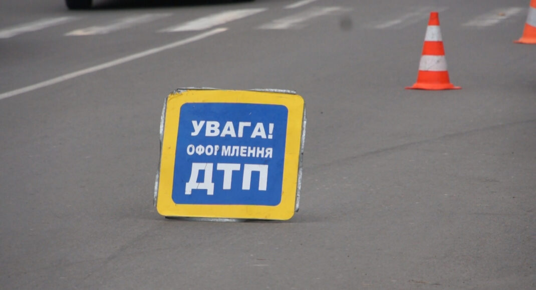 В Мариуполе автомобиль въехал в остановку общественного транспорта, есть пострадавшие