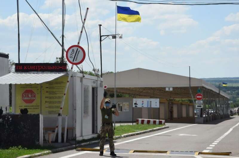 У Держприкордонслужбі розповіли, що відбувається на КПВВ в районі ООС