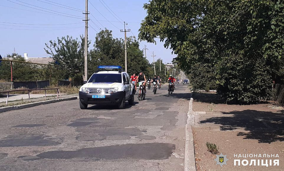 Під Маріуполем правоохоронці провели для дітей спортивне свято