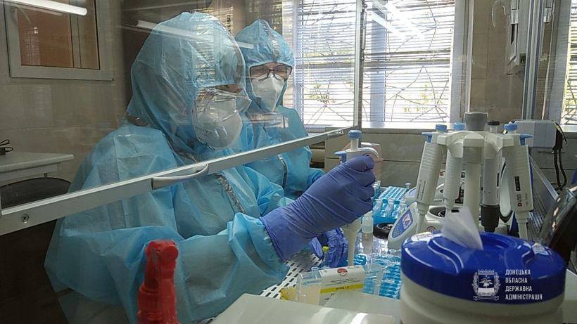 У прифронтовому Торецьку відкрили ПЛР-лабораторію: на облаштування з бюджету області виділили 1,5 млн грн