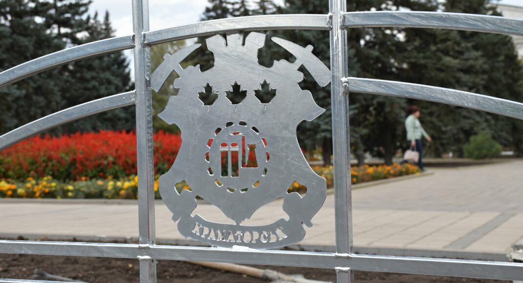 У Краматорську встановлюють огорожу з логотипом міста: фото