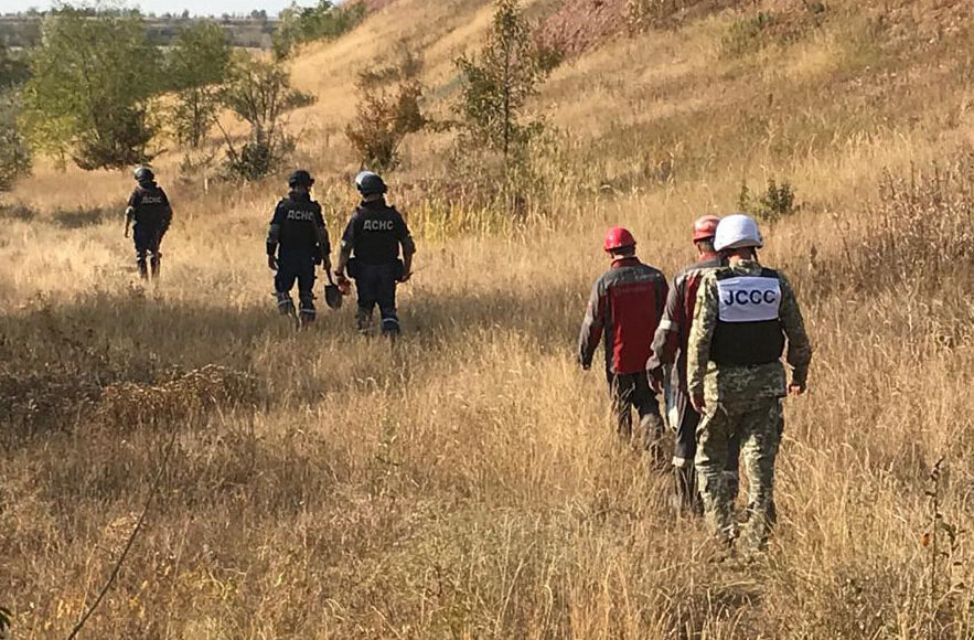 На Луганщині почали прокладати асфальт від КПВВ "Золоте" в сторону Первомайська: фото