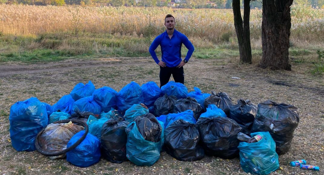 Житель Бахмута, який відвідав 21 країну світу, робить своє місто чистим і без сміття