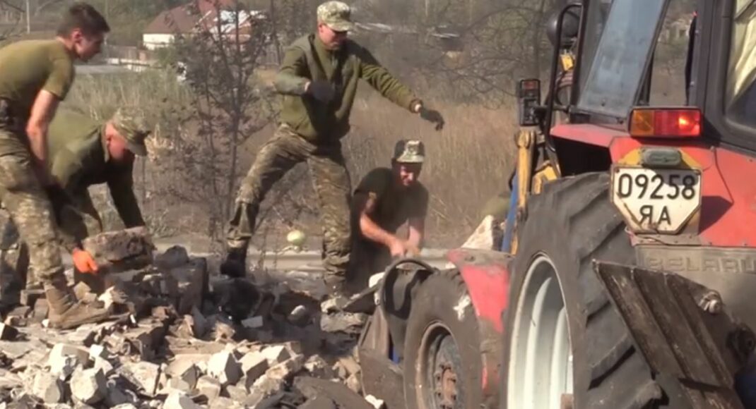 На Луганщині показали, як ліквідовують наслідки пожеж: відео