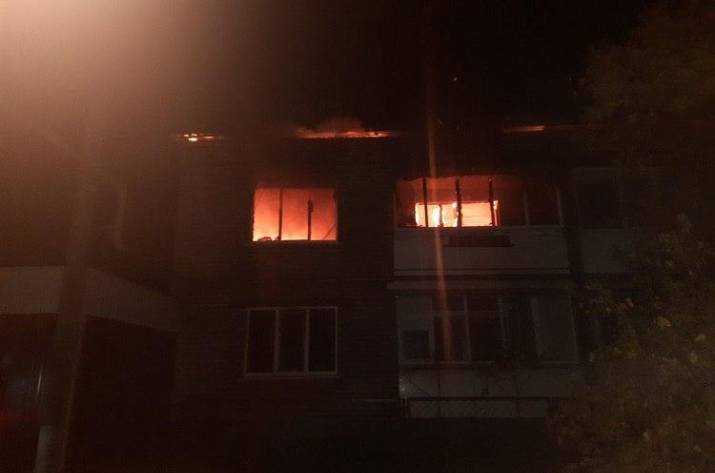 Пожежники у Станиці Луганській ліквідували пожежу у двоповерховому будинку