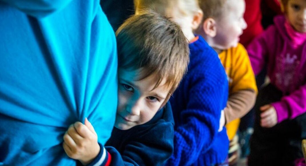 "Они не помнят жизнь без войны". Волонтеры собирают подарки для детей прифронтового Донбасса