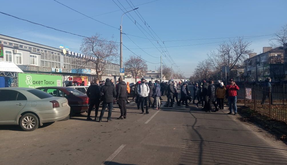 В Северодонецке рыночники перекрыли дорогу: требования (фото)