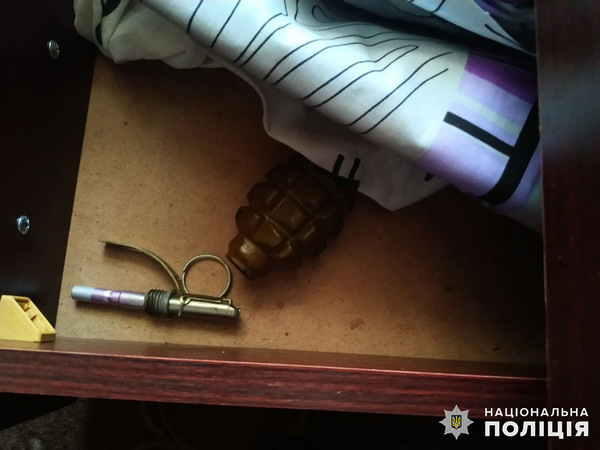 Житель одного з селищ на Донеччині зберігав удома гранату