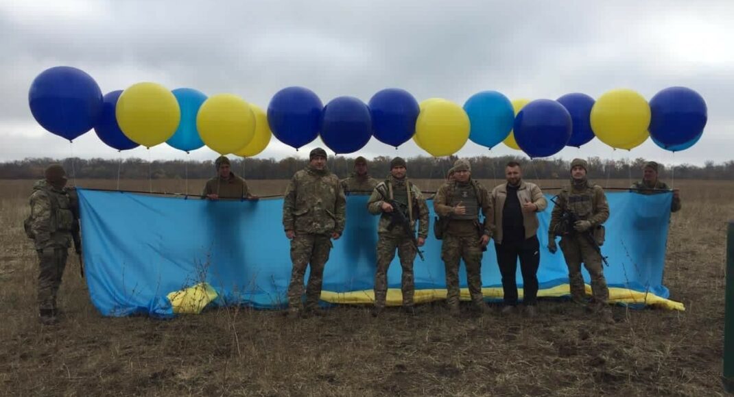 Военные отправили в сторону оккупированного Луганска большой флаг Украины на воздушных шарах