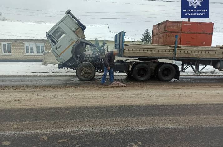 В Лисичанске на дороге загорелся КАМАЗ