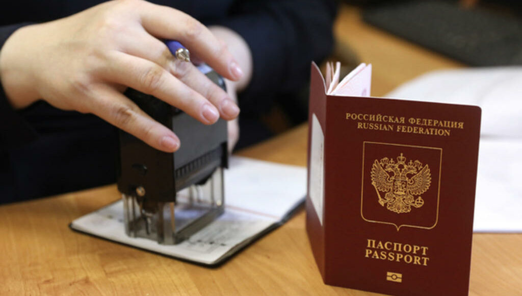 Окупаційна влада продовжує примусову паспортизацію населення Луганщини