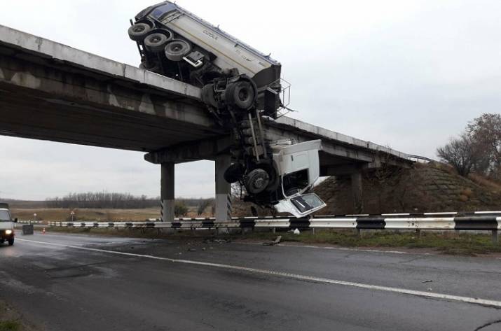 В результаті ДТП під Маріуполем фура повисла на мосту