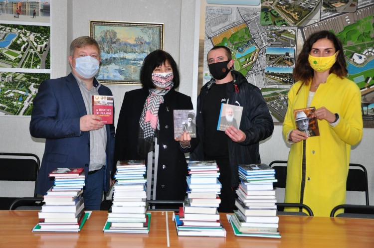 Общественным организациям Славянска передали почти 100 книг по истории Украины