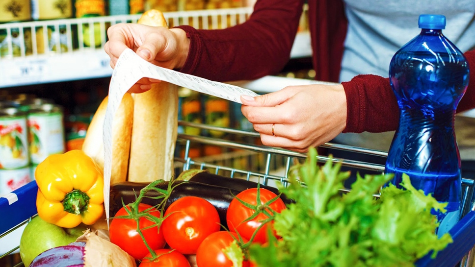 Жителі Донецька виклали фотографії продуктів з цінами з продовольчого магазину