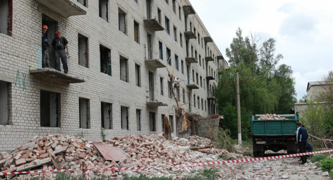 На Донетчине проводят реконструкцию 12 общежитий для переселенцев