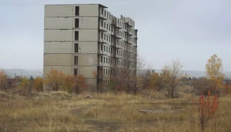 У Краматорську 13-річний хлопчик зістрибнув з даху семиповерхового будинку