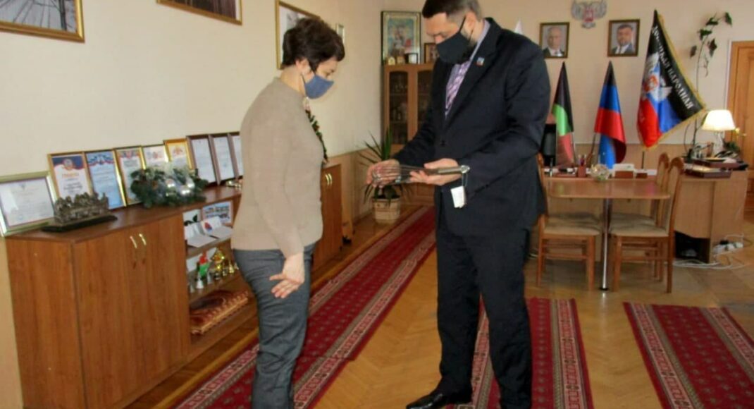 "Мер" окупованого Дебальцевого подарував вінчик для кухні дитячому садку: фото
