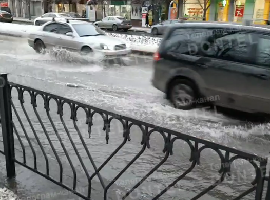 В центре Донецка на Артема прорвало трубы: фото