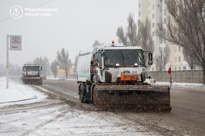 В Мариуполе на борьбу с непогодой вывели два десятка техники