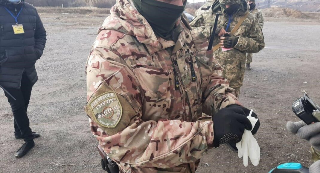 На КПВВ "Новотроїцьке" затримали чоловіка з білим порошком: ведеться слідство