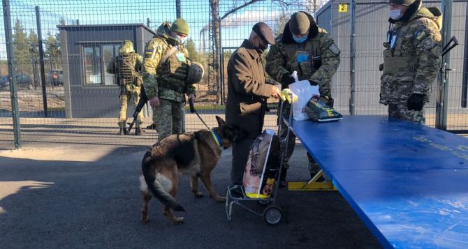 На КПВВ Меловое нарушитель хотел дать взятку и наладить преступную схему беспрепятственного пропуска