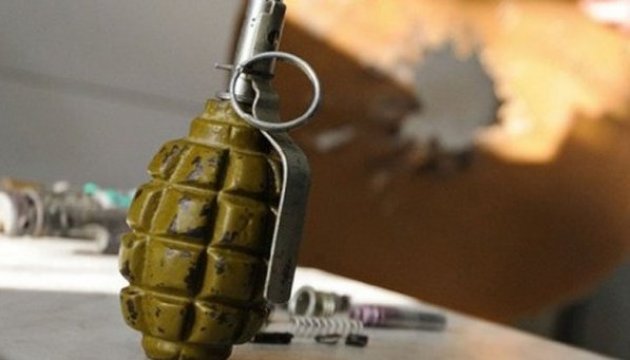 В окупованому Луганську чоловік встановив розтяжку з гранати РГД: постраждала жінка