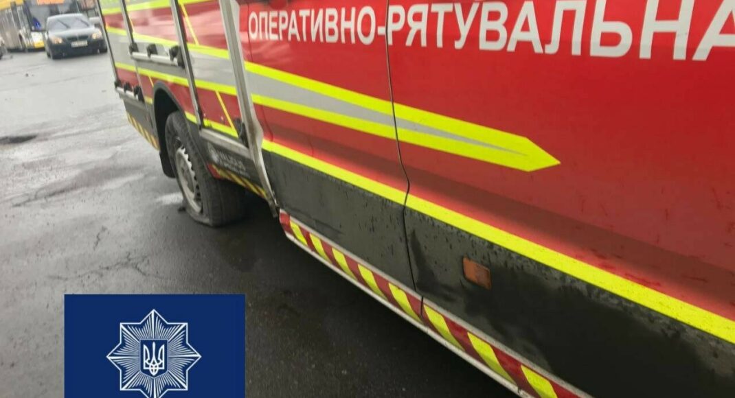 У Костянтинівці легковий автомобіль врізався в стовп: є постраждалі