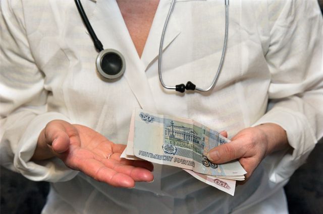 Оккупанты уже 2 месяца не платят зарплату бюджетникам на оккупированных территориях Украины