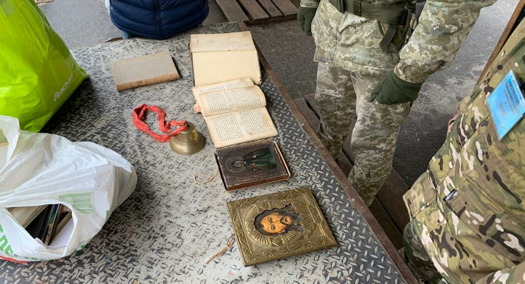 ГПСУ: Через КПВВ "Станица Луганская" пытались провезти иконы и книги ХІХ века