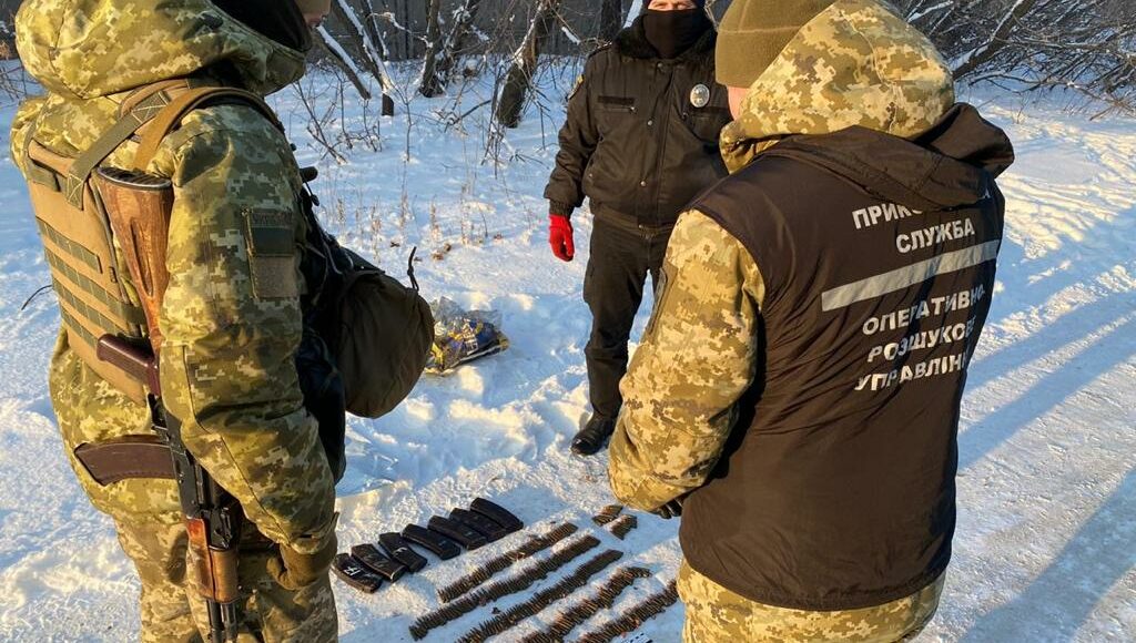 У Костянтинівці в снігу виявили пакет з боєприпасами: відео
