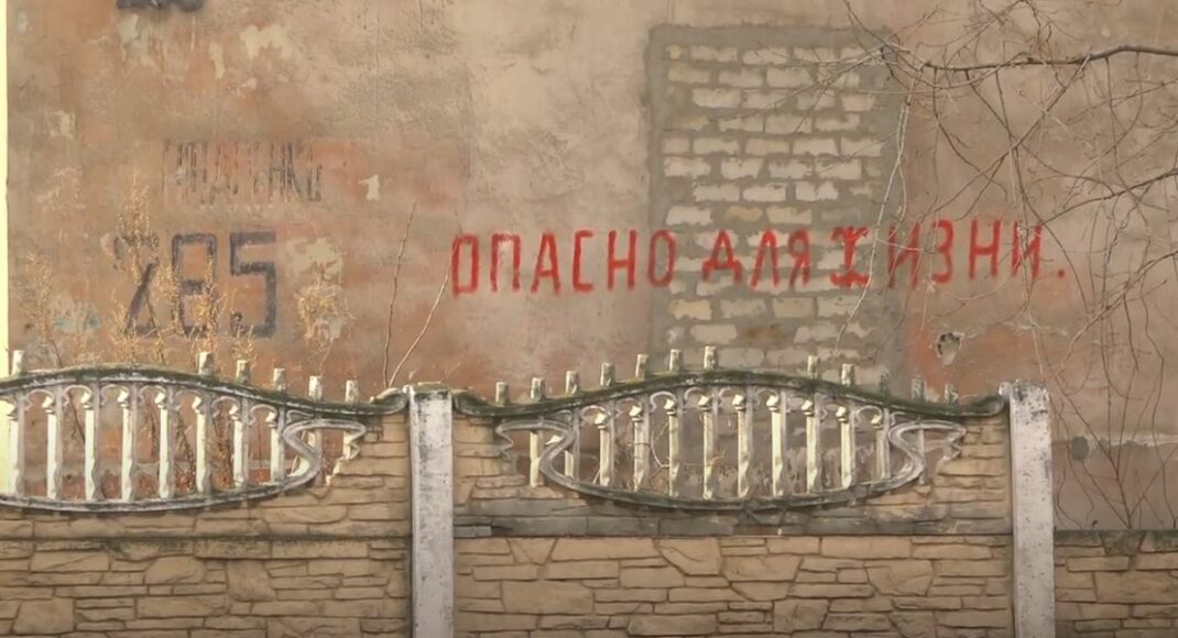 Постійні обвалення та "небезпечна зона": як жителі Лисичанська виживають в аварійній оселі