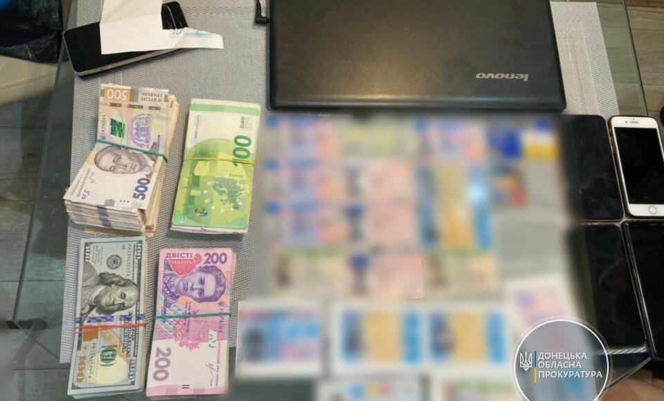 На Донеччині викрили схему виготовлення і збуту підроблених паспортів країн ЄС