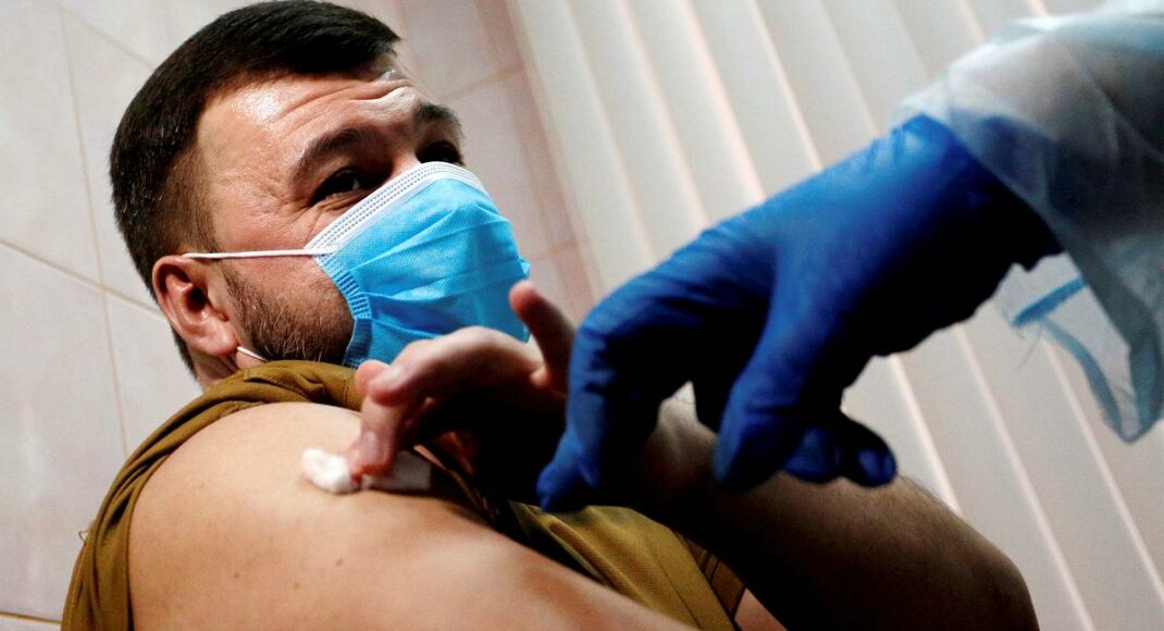 О вакцинации от COVID-19 в ОРДЛО: главари НВФ позируют на камеру