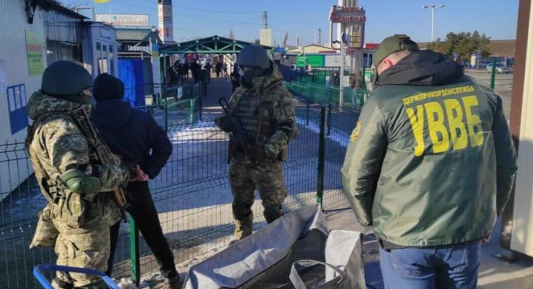 На КПВВ "Станиця Луганська" затримали жителя ОРЛО з контрабандою фехтувальних шпаг