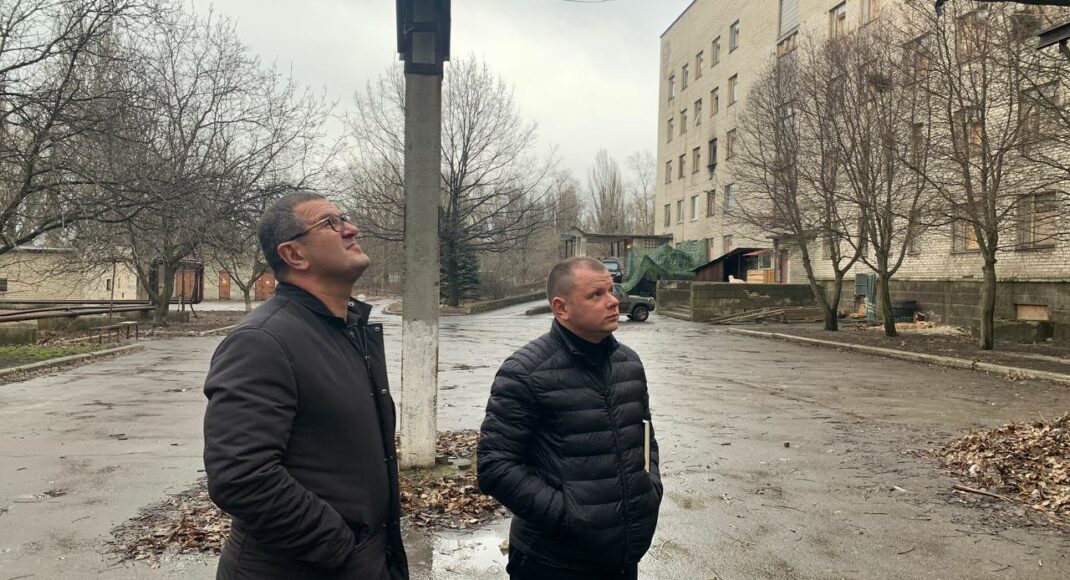 В Авдіївці ремонтують триповерховий корпус міськлікарні