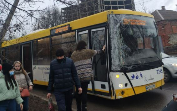 Фотофакт: в Маріуполі на пасажирський автобус впала бетонна опора